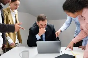 Image for article: 3 Cara untuk mencegah konflik kepentingan merugikan keuntungan Anda